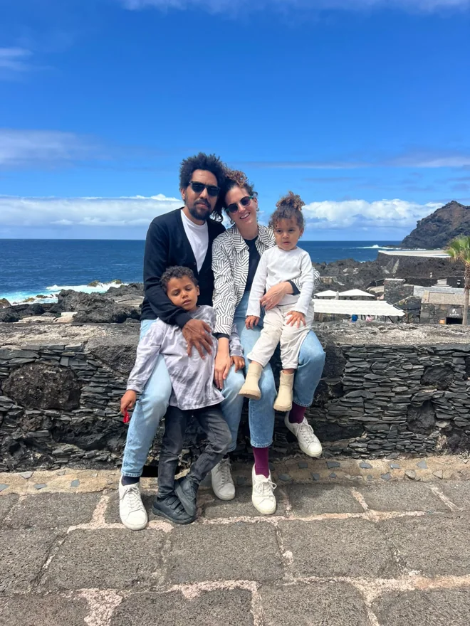 Tania, Adam y sus dos hijos junto al mar