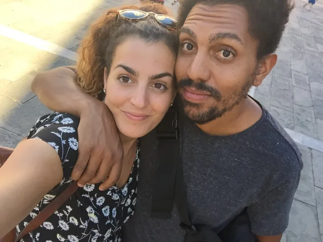 Tania y Adam abrazados durante un paseo