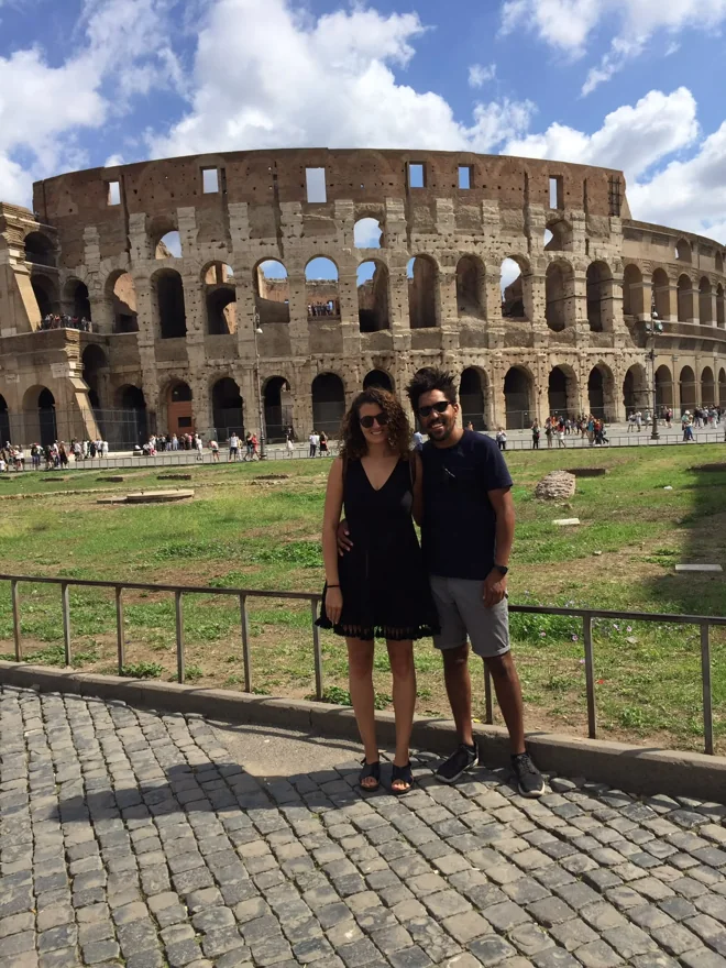 Tania y Adam delante del Coliseo de Roma